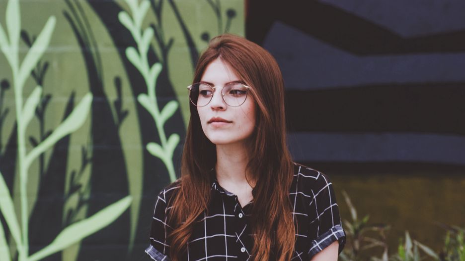 dziewczyna w okularach
