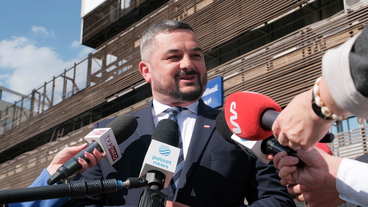 Na zdjęciu Krzysztof Sobolewski przed siedzibą PiS