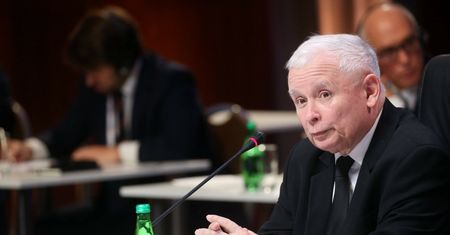 Kaczyński złożył życzenia Polakom. W tle kot i bombka w kształcie kaczki