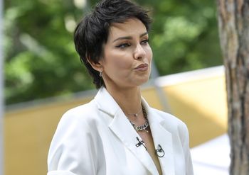 Przysiadła nad basenem. Zamiast bikini taka stylizacja