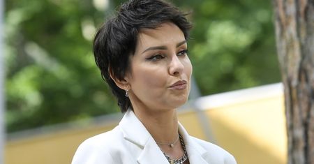Przysiadła nad basenem. Modelujące body i mini w rolach głównych