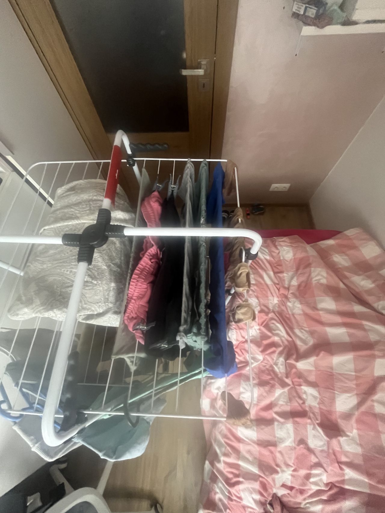 Aby rozwiesić pranie, Agata musi składać łóżko