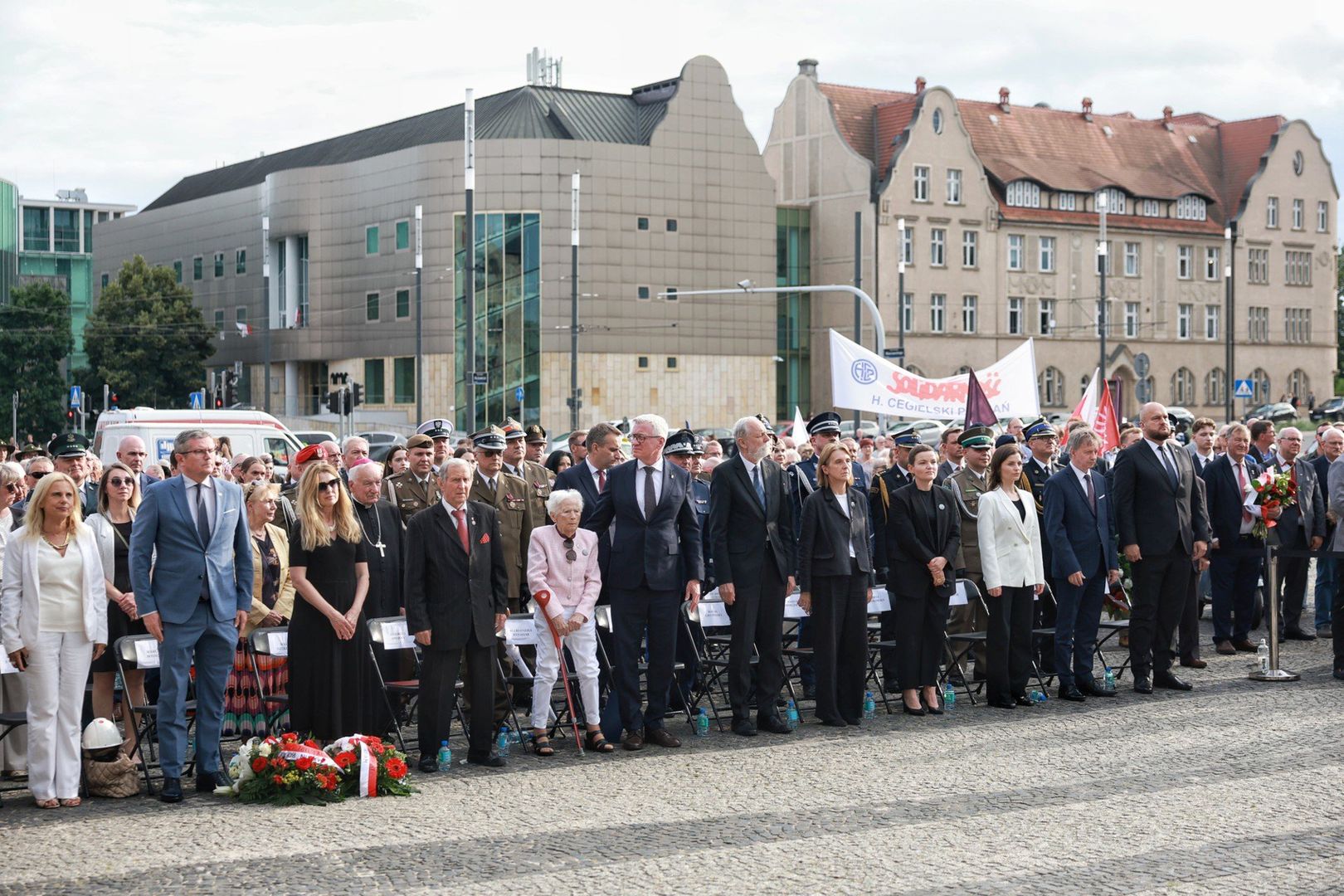 W sobotę, 28 czerwca w centrum Poznania wybrzmiała pamięć o tych, którzy 69 lat temu wyszli na ulice, domagając się chleba i wolności. O godzinie 18.30 na placu Adama Mickiewicza rozpoczęły się główne uroczystości upamiętniające robotniczy zryw z 1956 roku. W wydarzeniu uczestniczyli mieszkańcy miasta, przedstawiciele władz oraz środowisk kombatanckich