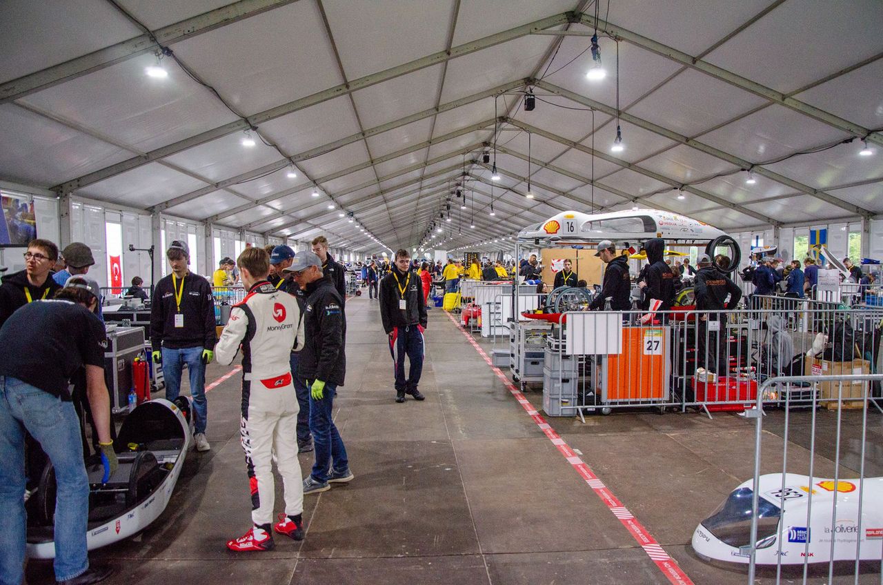 Tak wygląda namiot (padok) w którym drużyny szykują swoje pojazdy do Shell Eco-marathonu