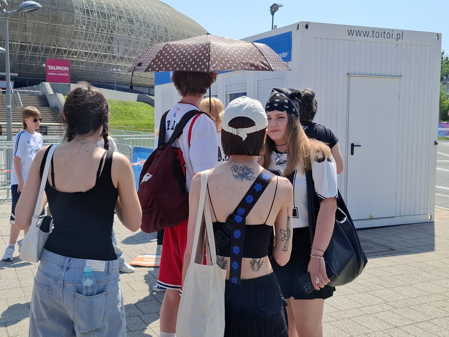 Fani Billie Eilish w oczekiwaniu na koncert w Tauron Arenie