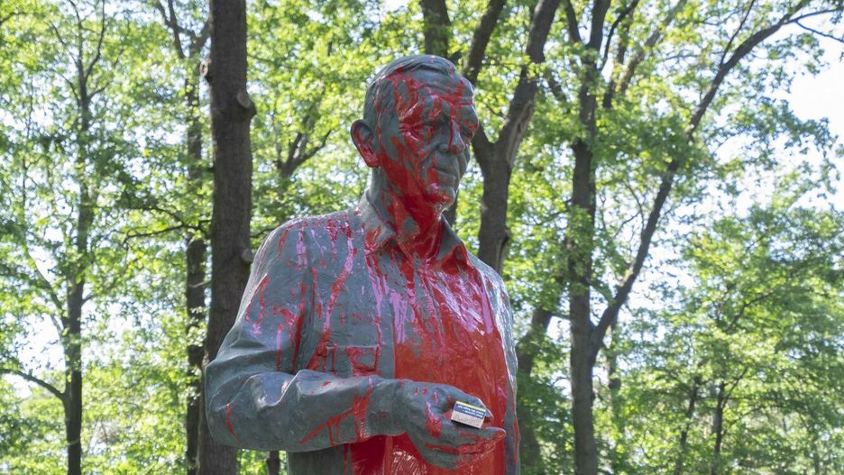 Pomnik Jana Szyszki został oblany czerwoną farbą