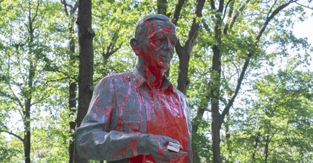 Zdewastowany pomnik Jana Szyszki. Wyczyści go burmistrz