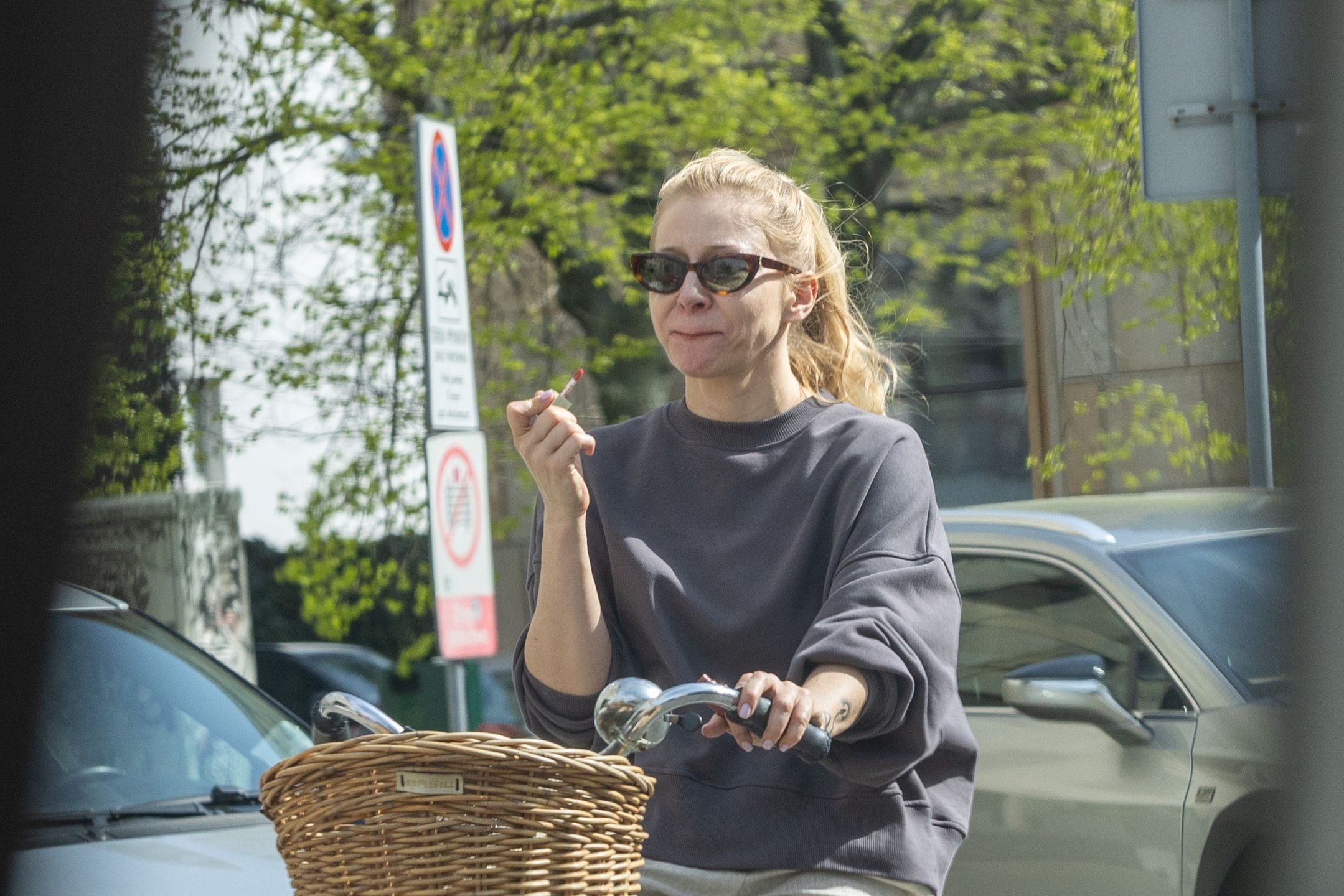 Katarzyna Warnke mknie przez miasto na rowerze