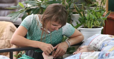 Fundacja Hospicyjna: rodziny musiały zabrać chorych z domów opieki. "Nie radzą sobie z wypaleniem"