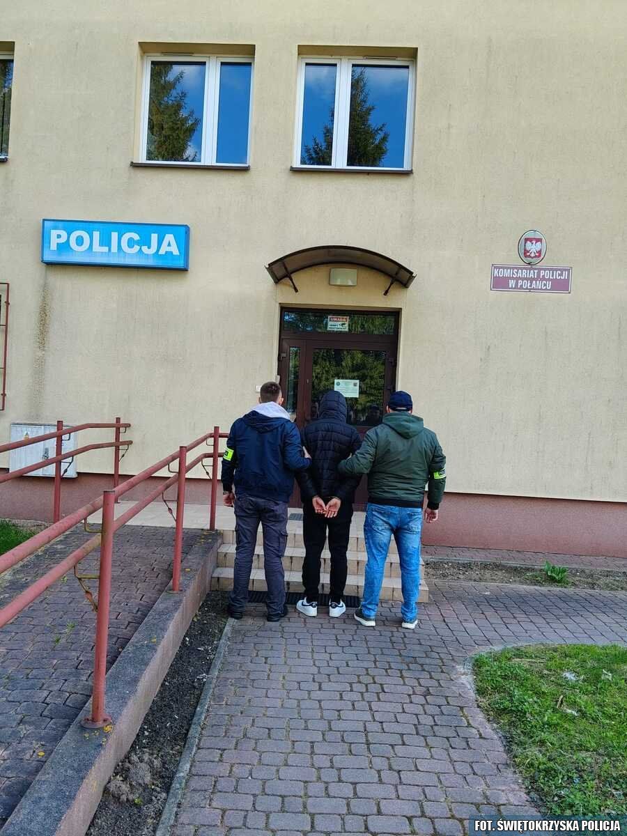 Czterech nastolatków zatrzymanych po zniszczeniu drzwi mieszkania w Połańcu