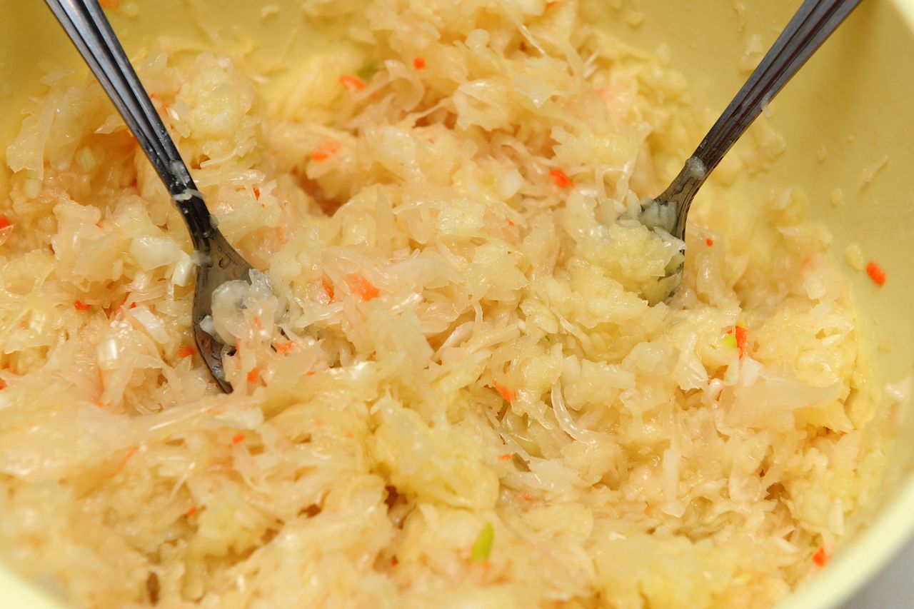 Jakie dodatki dorzucać do kapusty kiszonej?