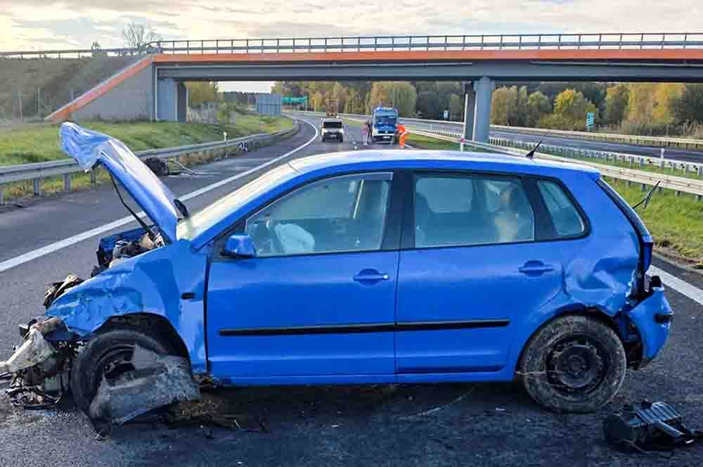 Nowa Sól: Pijany kierowca roztrzaskał się o barierki na S3, wiózł pasażerów