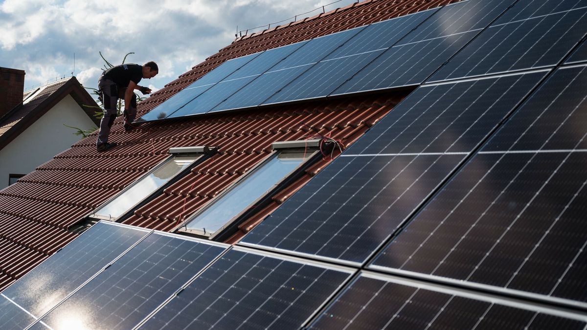 Monta? paneli fotowoltaicznych na dachu
30.06.2021 Tymowa , montaz instalacji fotowoltaicznej na dachu budynku jednorodzinnego n/z panele fotowoltaiczne  fot. P.Dziurman/REPORTER
DZIUREK1@WP.PL