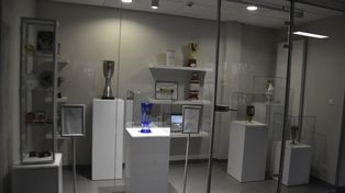 Widzieliście wspaniałe trofea Mieczysława Młynarskiego i koszykarskiego Górnika Wałbrzych? Są prezentowane w Aqua Zdroju. Zdjęcia