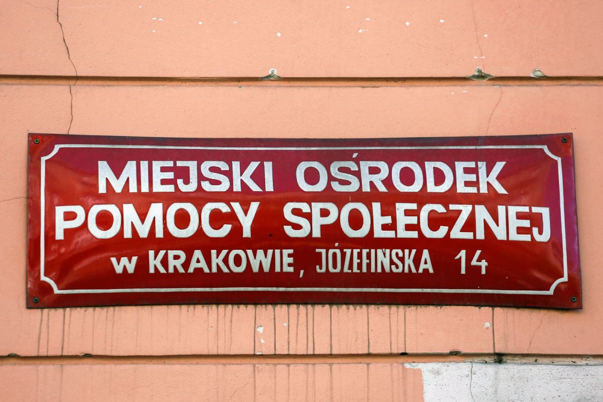 Dyrektor krakowskiego MOPS-u zarobił milion złotych. Jak się wytłumaczył?