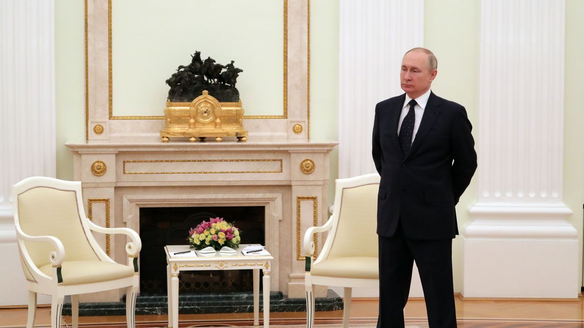  epa09816804 Russian President Vladimir Putin stands prior to a meeting with Belarusian President Alexander Lukashenko (not pictured) in the Kremlin in Moscow, Russia, 11 March 2022.  EPA/MIKHAIL KLIMENTYEV / KREMLIN POOL / SPUTNIK MANDATORY CREDIT Dostawca: PAP/EPA.