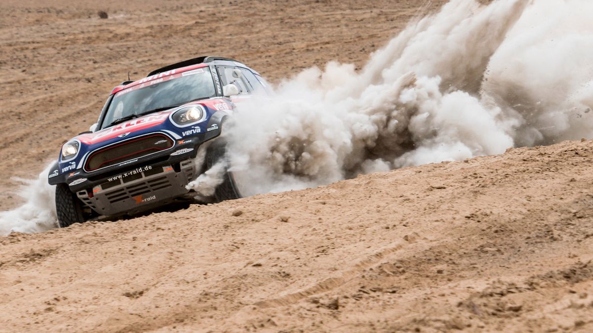 Kuba Przygoński wciąż w czołówce, może powalczyć o zwycięstwo.