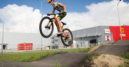 Aktywny wypoczynek w mieście? Rowerowa szkółka na pumptracku!