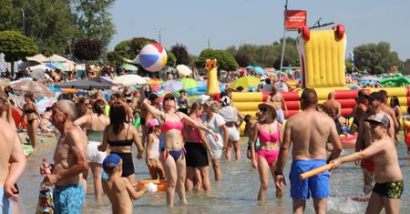 Jezioro Tarnobrzeskie oblegane w sobotę. Tak wygląda wypoczynek na plaży