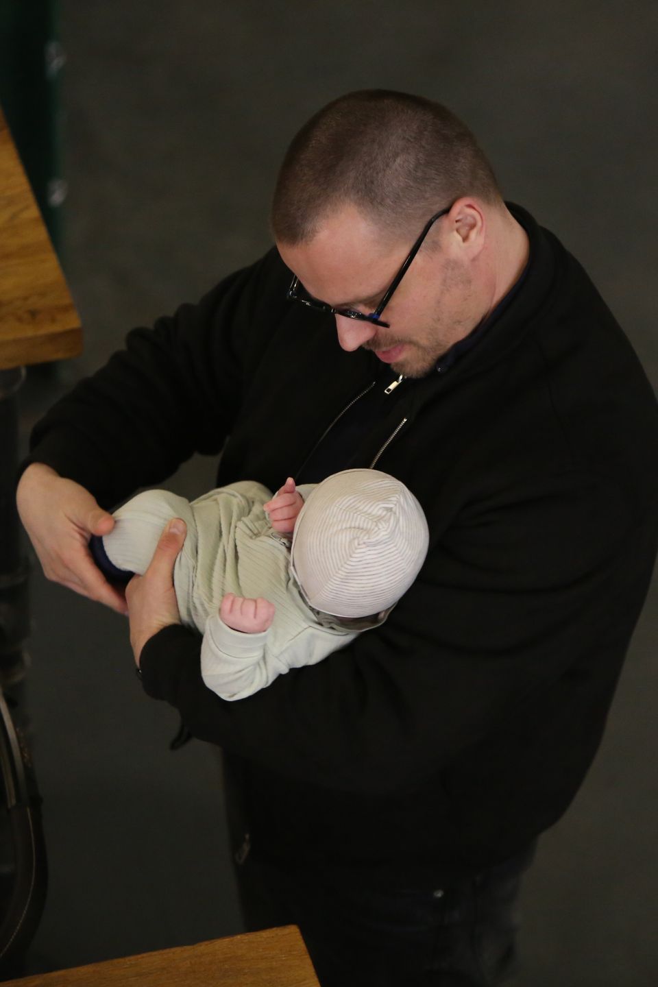 Marcin Hakiel z rodziną na mieście