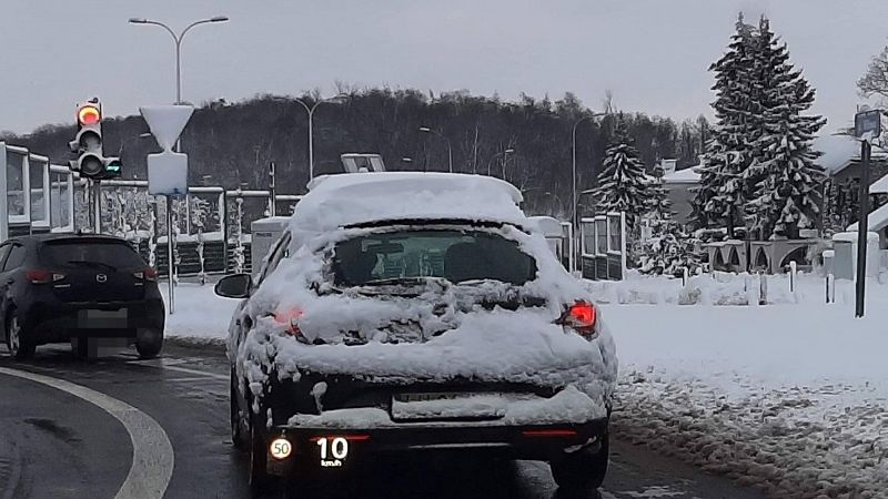 Jazda nieodśnieżonym samochodem to wykroczenie | fot. czytelnik Damian