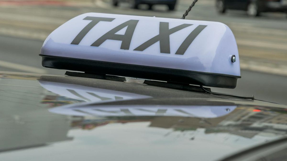 Klient zaatakował nożem taksówkarza  