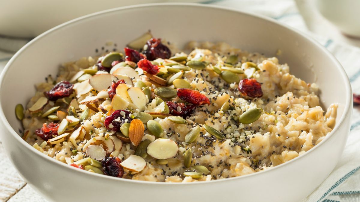 Owsianka posypana nasionami jest zdrowsza i przyjemnie chrupiąca