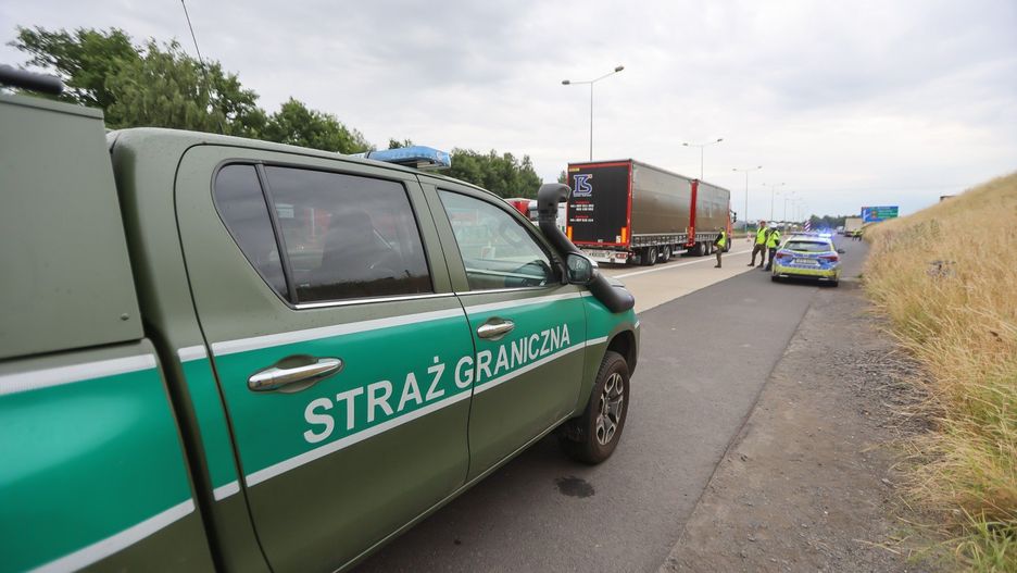 Straż Graniczna podpisała umowę na przebudowę i utwardzenie drogi technicznej biegnącej wzdłuż bariery fizycznej na granicy z Białorusią. Prace mają zakończyć się w połowie grudnia, a wykonawcą inwestycji została firma UNIBEP. 