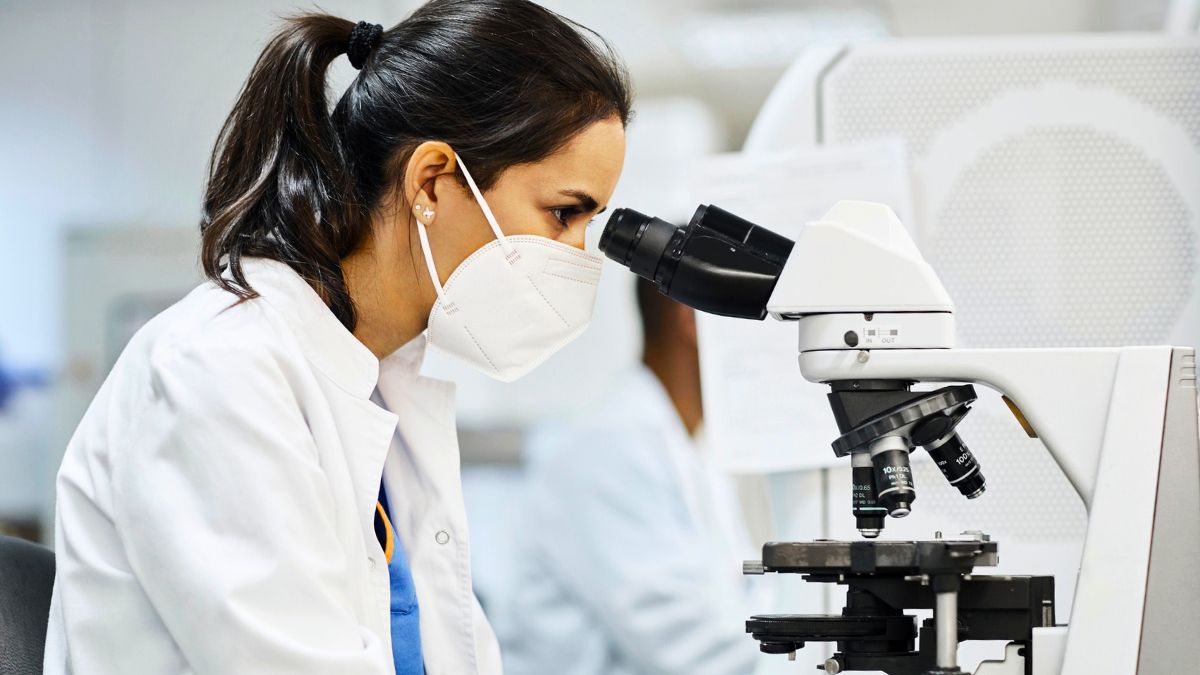 Kobieta przy mikroskopie