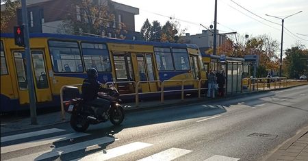 Chwile grozy w Toruniu. Tramwaj wjechał w przystanek. Akcja służb