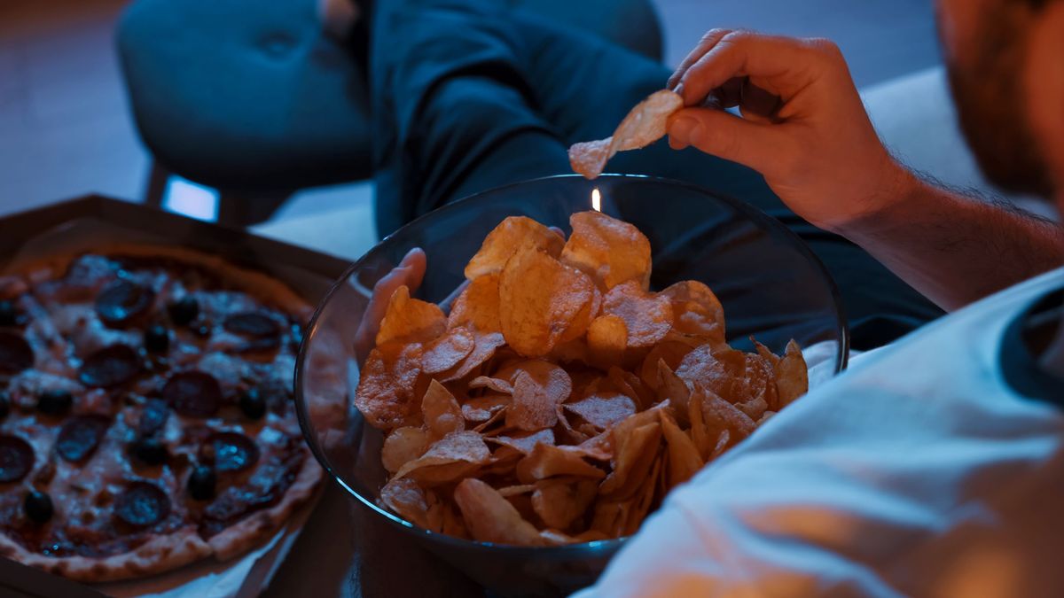 Wieczorne podjadanie jest niebezpieczne dla zdrowia jelit.