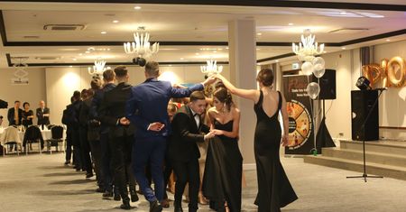 Studniówki 2023. Ile kosztują? Ceny przyprawiają o zawrót głowy