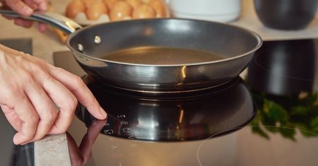 Indukcja jak nowa. Wystarczy tylko przetrzeć