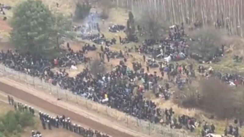 Setki migrantów na granicy polsko-białoruskiej w pobliżu przejścia granicznego w Kuźnicy