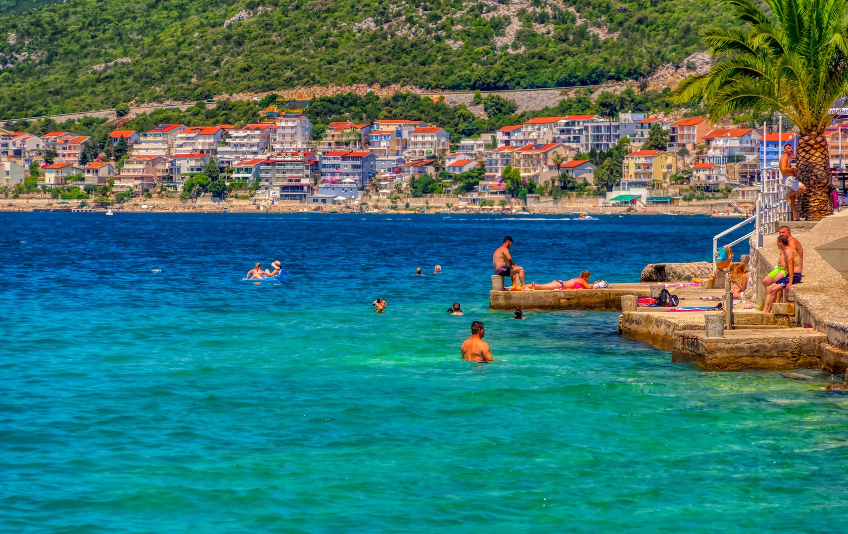 Neum kusi turkusową wodą