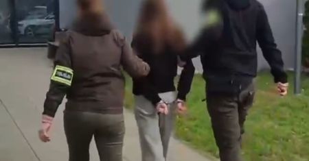 13-latka w kajdankach. Bestialski atak. Seniorka ma złamany nos