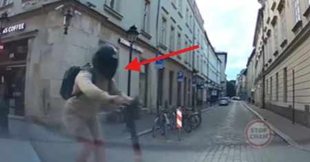 Sceny w Krakowie. Wyjechał przed maskę. Oto finał
