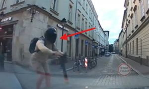 Sceny w Krakowie. Wyjechał przed maskę. Oto finał