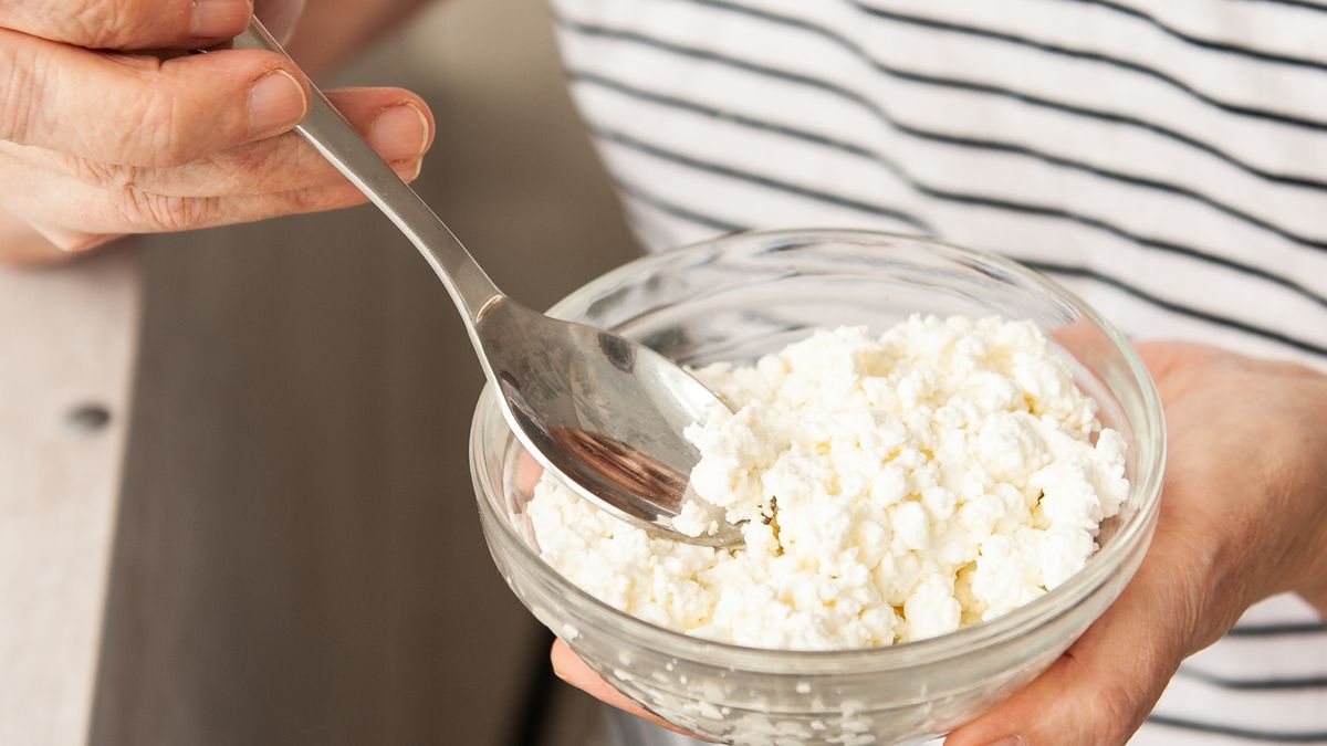 Lubisz serek wiejski? Lepiej przeczytaj etykietę