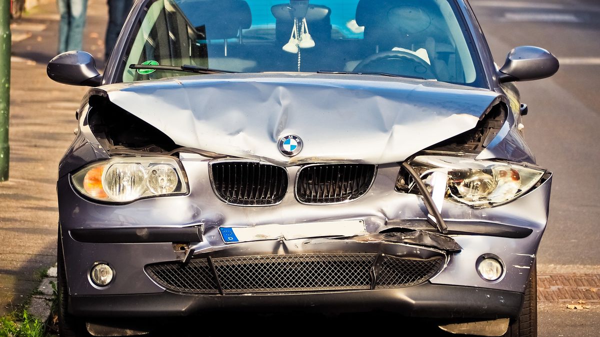 samochód bmw stłuczka wypadek wrak