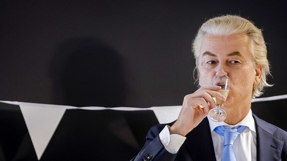 epaselect epa10990662 Leader of Freedom party (PVV) Geert Wilders attends a post-election meeting one day after the House of Representatives elections, The Hague, Netherlands, 23 November 2023. Wilders believes that the PVV can no longer be ignored after the "mega victory" in the House of Representatives elections. He calls on other parties to work together and step over their own shadows. The PVV party is set to win the parliamentary elections with 37 seats after most votes were counted. EPA/SEM VAN DER WAL Dostawca: PAP/EPA.