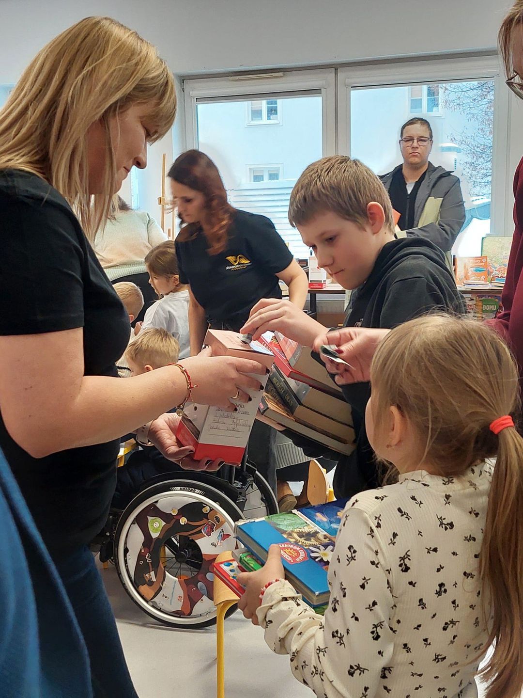 Podczas spotkania zbierano pieniądze do puszek.  