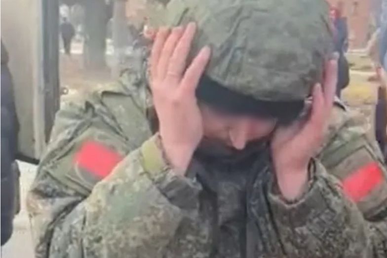Pojmany żołnierz płakał. "Rosja wysyła dzieci na wojnę"