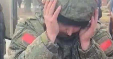 Pojmany żołnierz płakał. "Rosja wysyła dzieci na wojnę"