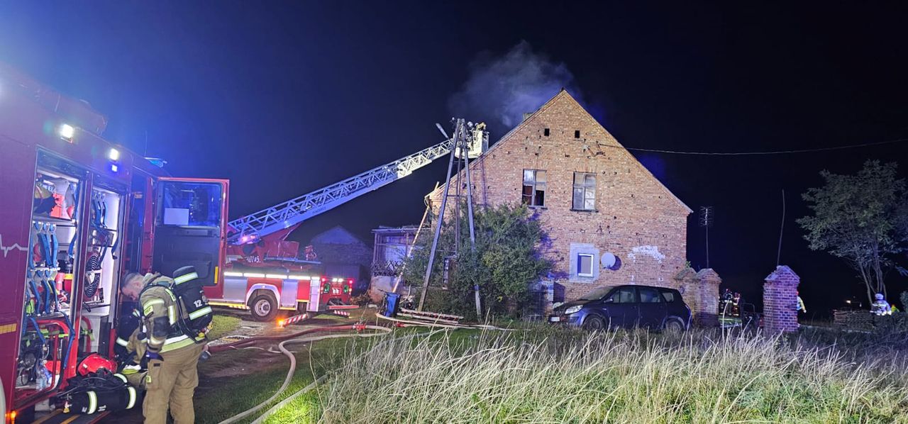 Nocny pożar w Sokołowie Budzyńskim. Trzy rodziny straciły dach nad głową