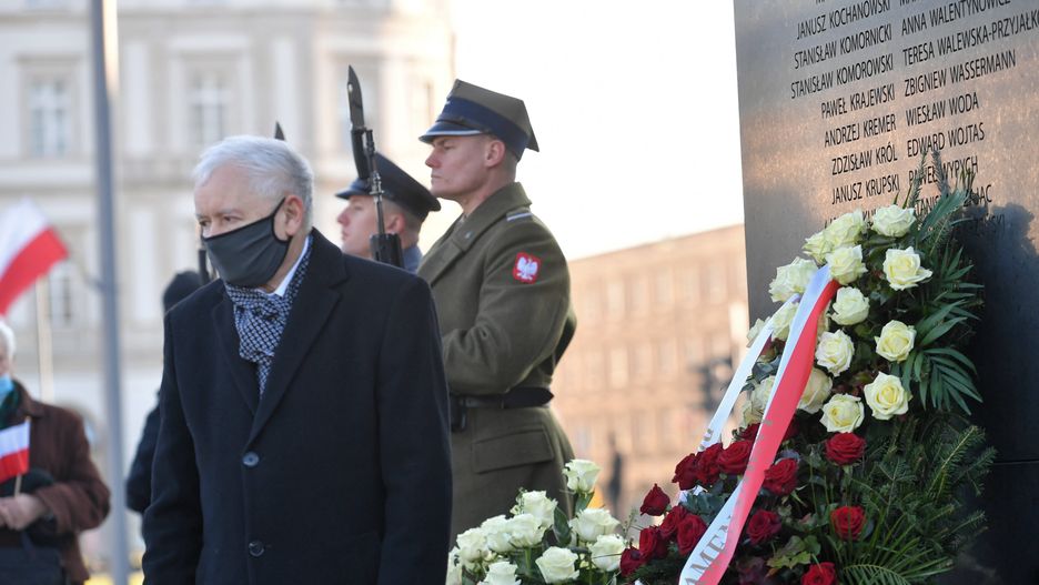 Warszawa, 10.11.2021. Wicepremier, prezes PiS Jarosław Kaczyński (L) podczas uroczystości przed pomnikiem Ofiar Tragedii Smoleńskiej na pl. Piłsudskiego w Warszawie, 10 bm. Trwają obchody miesięcznicy katastrofy smoleńskiej. (sko) PAP/Piotr Nowak
