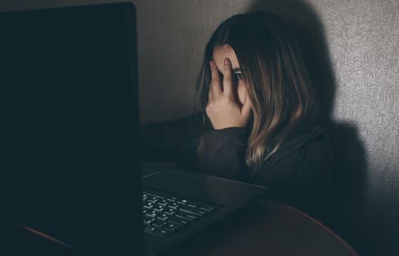 Niepokojąca forma cyberprzemocy wśród nastolatków. Wykorzystują znaną platformę