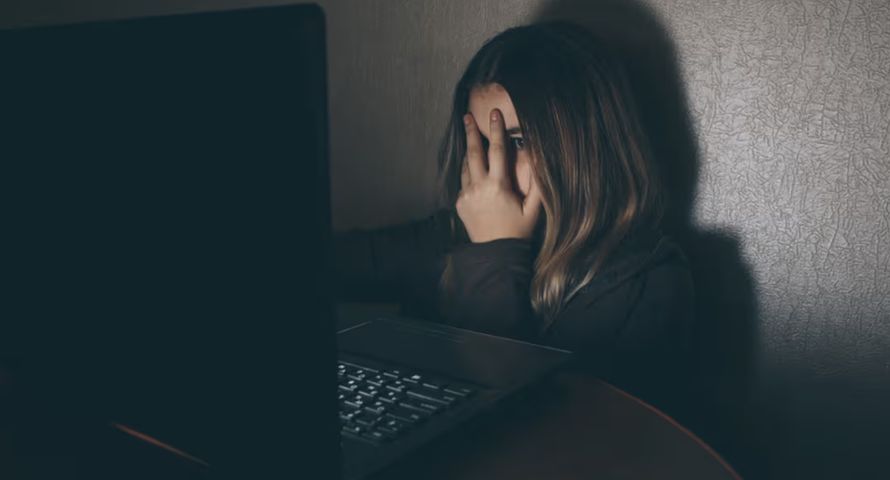 Niepokojąca forma cyberprzemocy wśród nastolatków. Wykorzystują znaną platformę