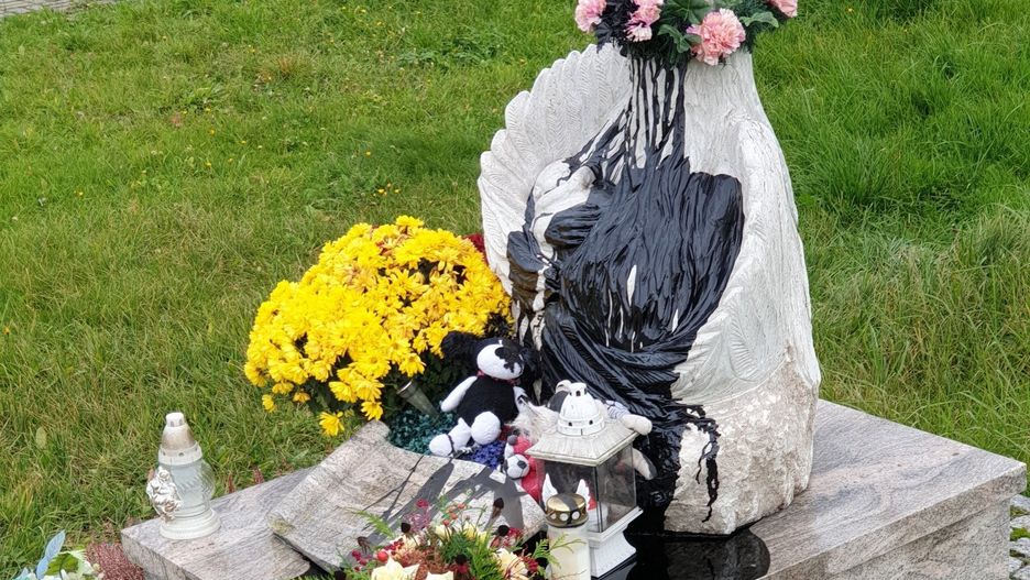 Brzezówka. Wandale na cmentarzu. Zniszczyli pomnik dzieci nienarodzonych