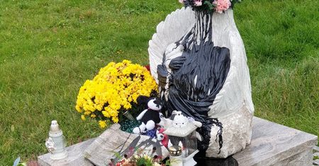 Brzezówka. Wandale na cmentarzu. Zniszczyli pomnik dzieci nienarodzonych